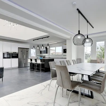 064 Luxury 7 Bed Mijas With Private Pool Villa
